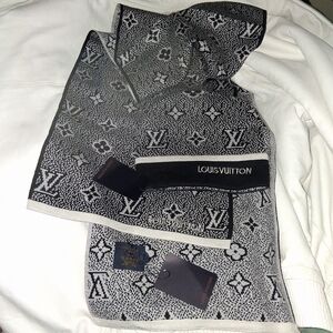 Louis Vuitton Black and White Monogram Knit Scarf New With Tags Authentic